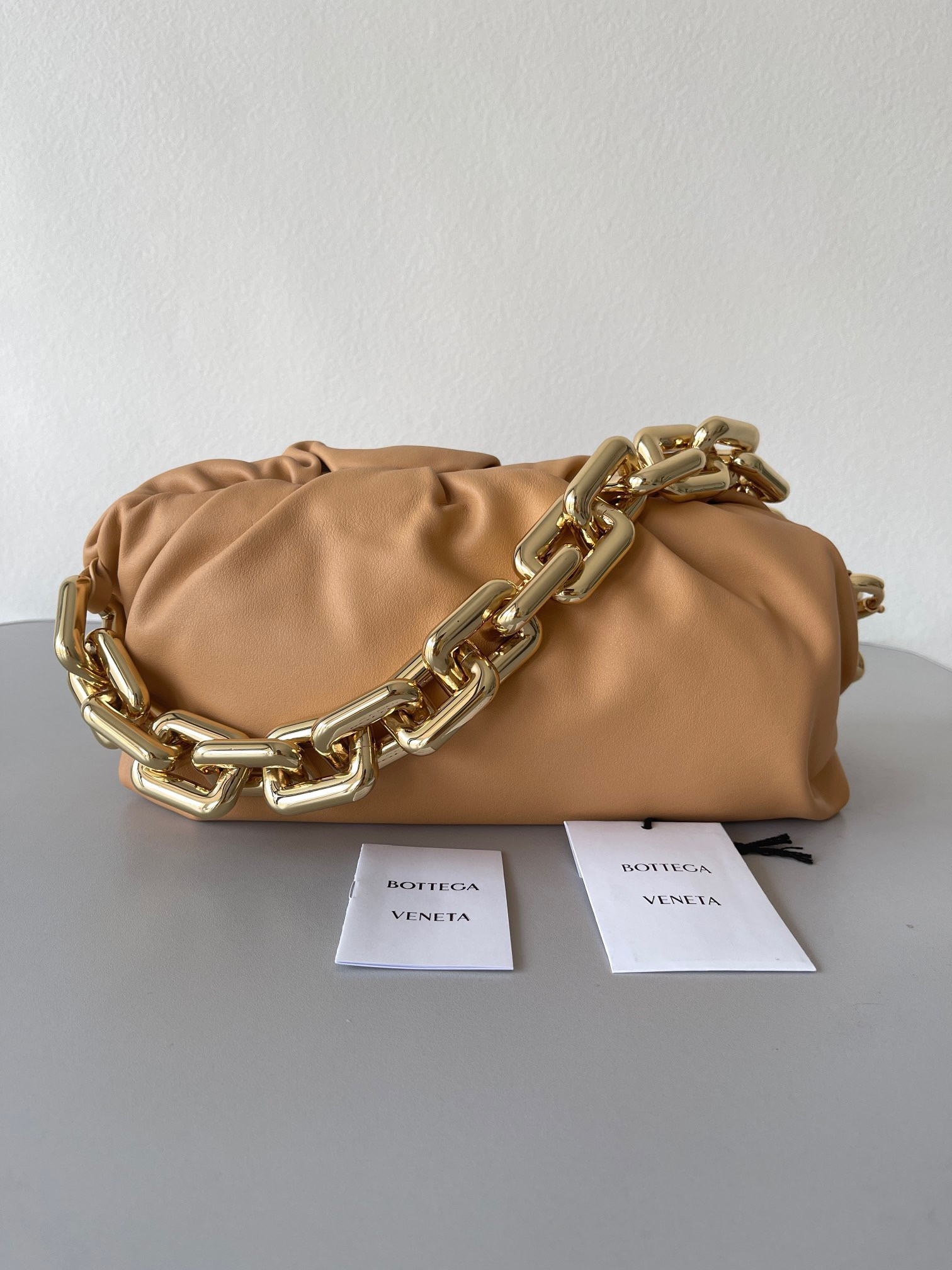 bo*te*ga Ve*ne*ta the chain pouch