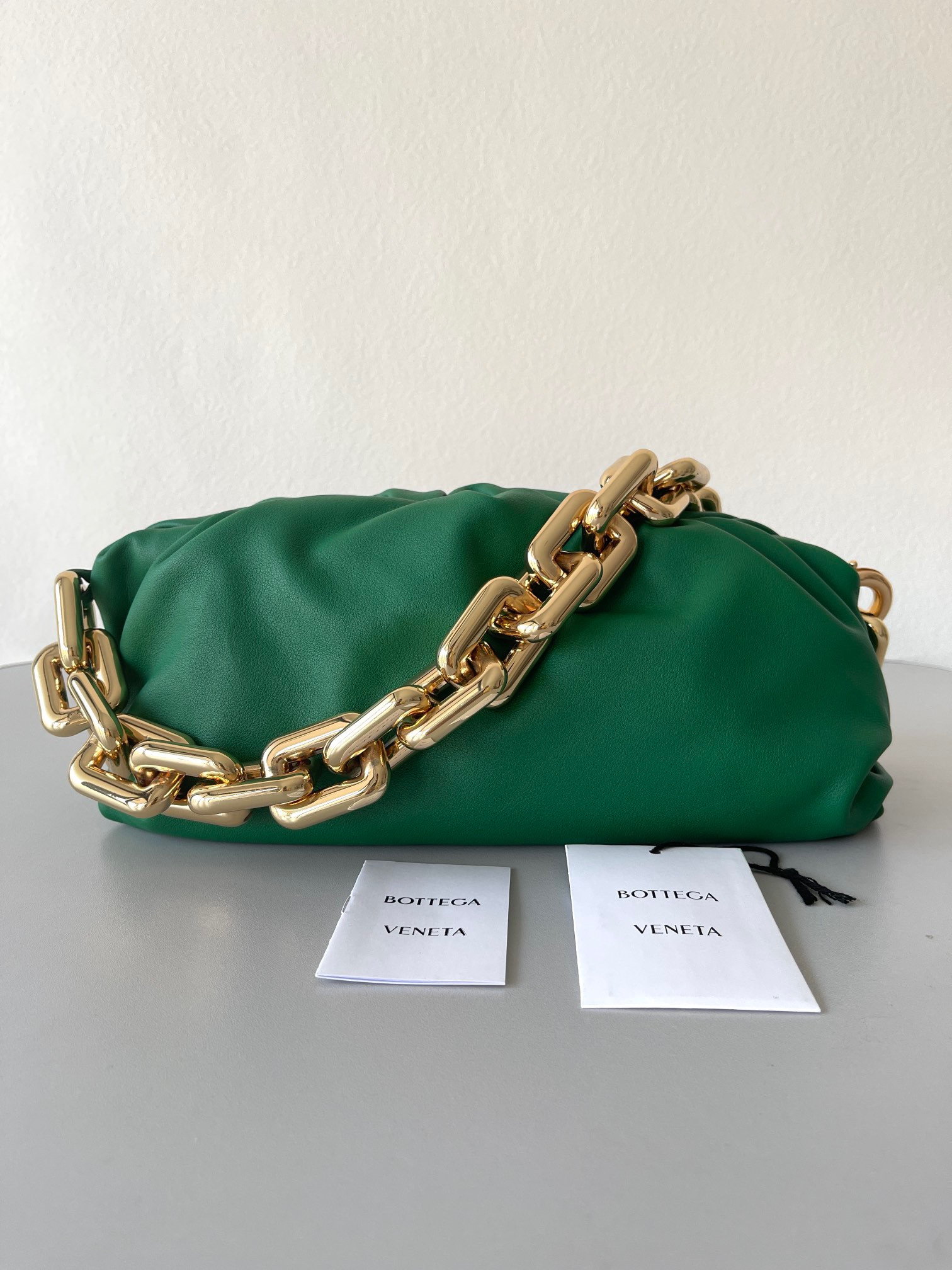 bo*te*ga Ve*ne*ta the chain pouch