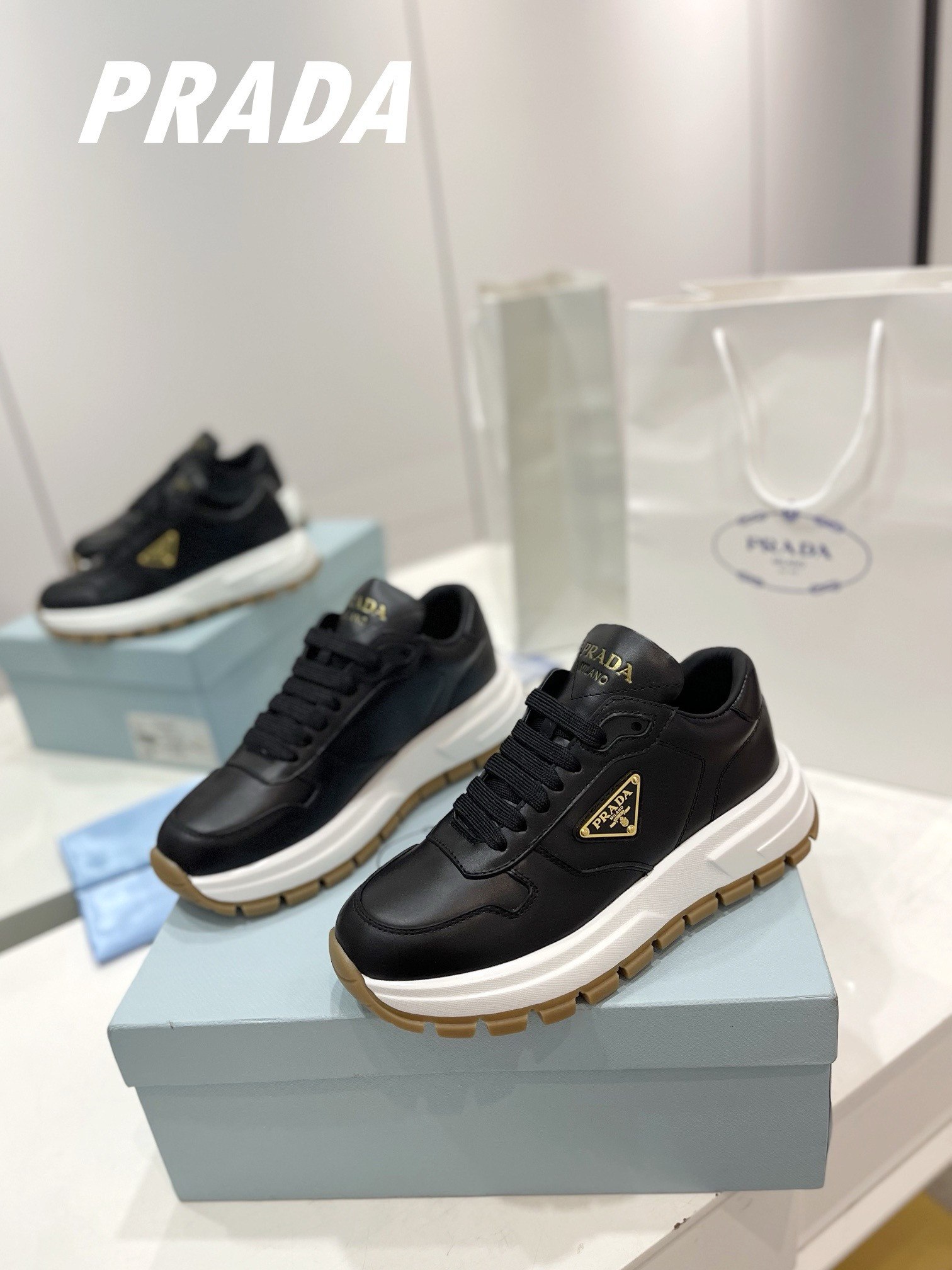 Pra*a sneaker