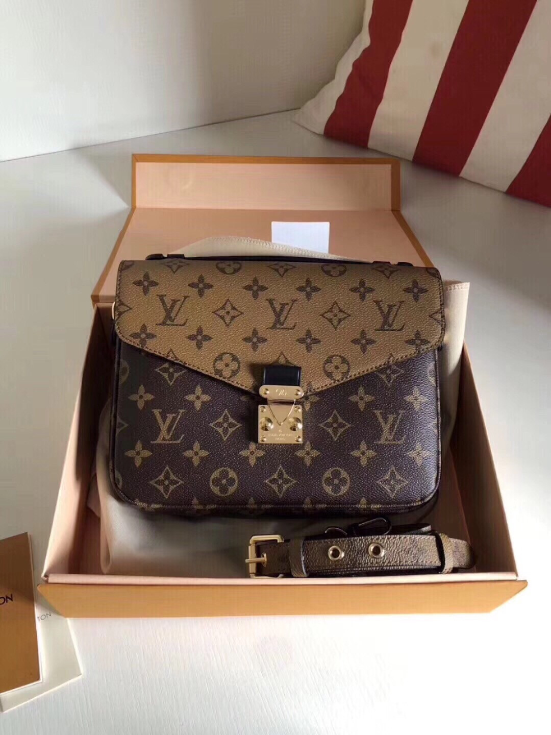 l0*is V*t0n pochette metis