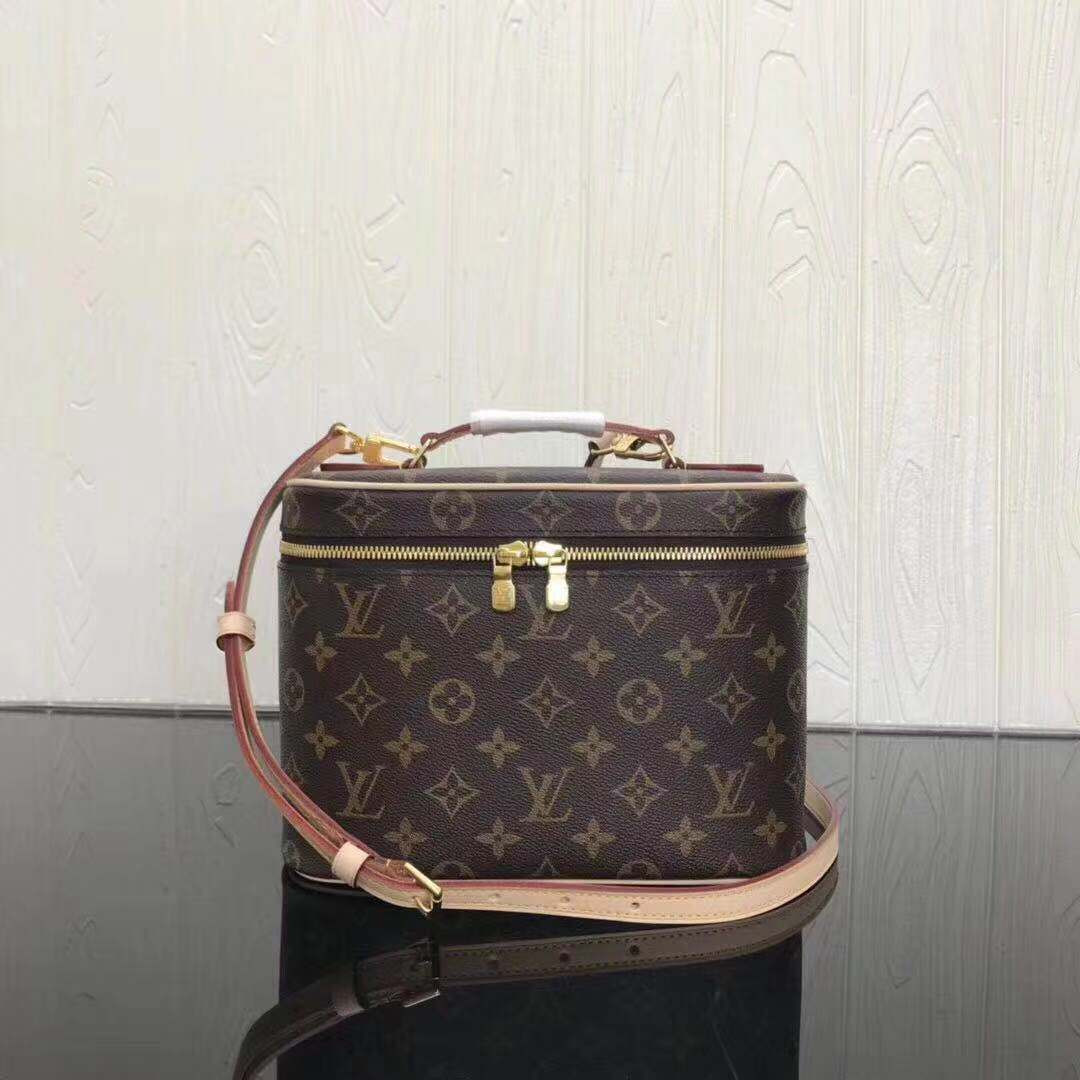 l0*is V*t0n toiletry bag