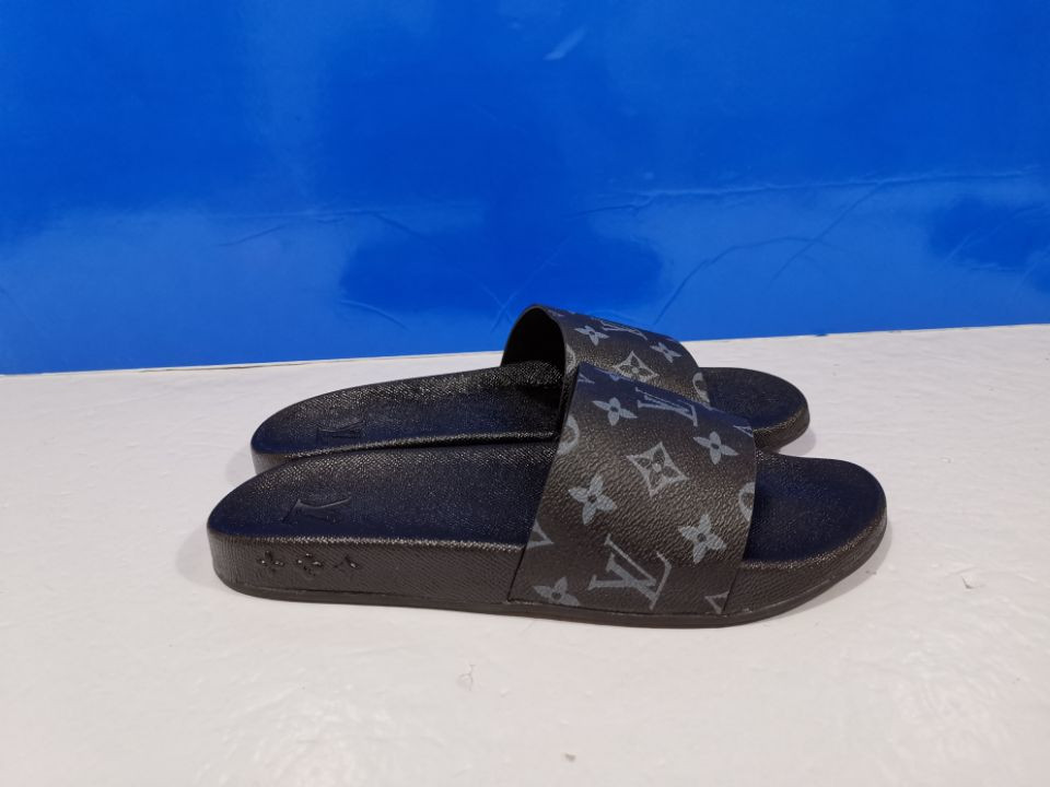 l0*is V*t0n slippers