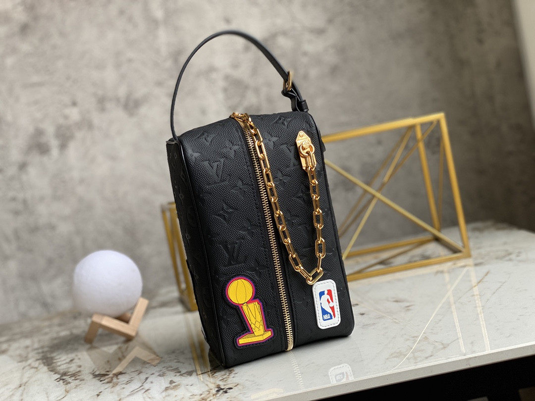 l0*is V*t0n lvxnba cloakroom dopp kit