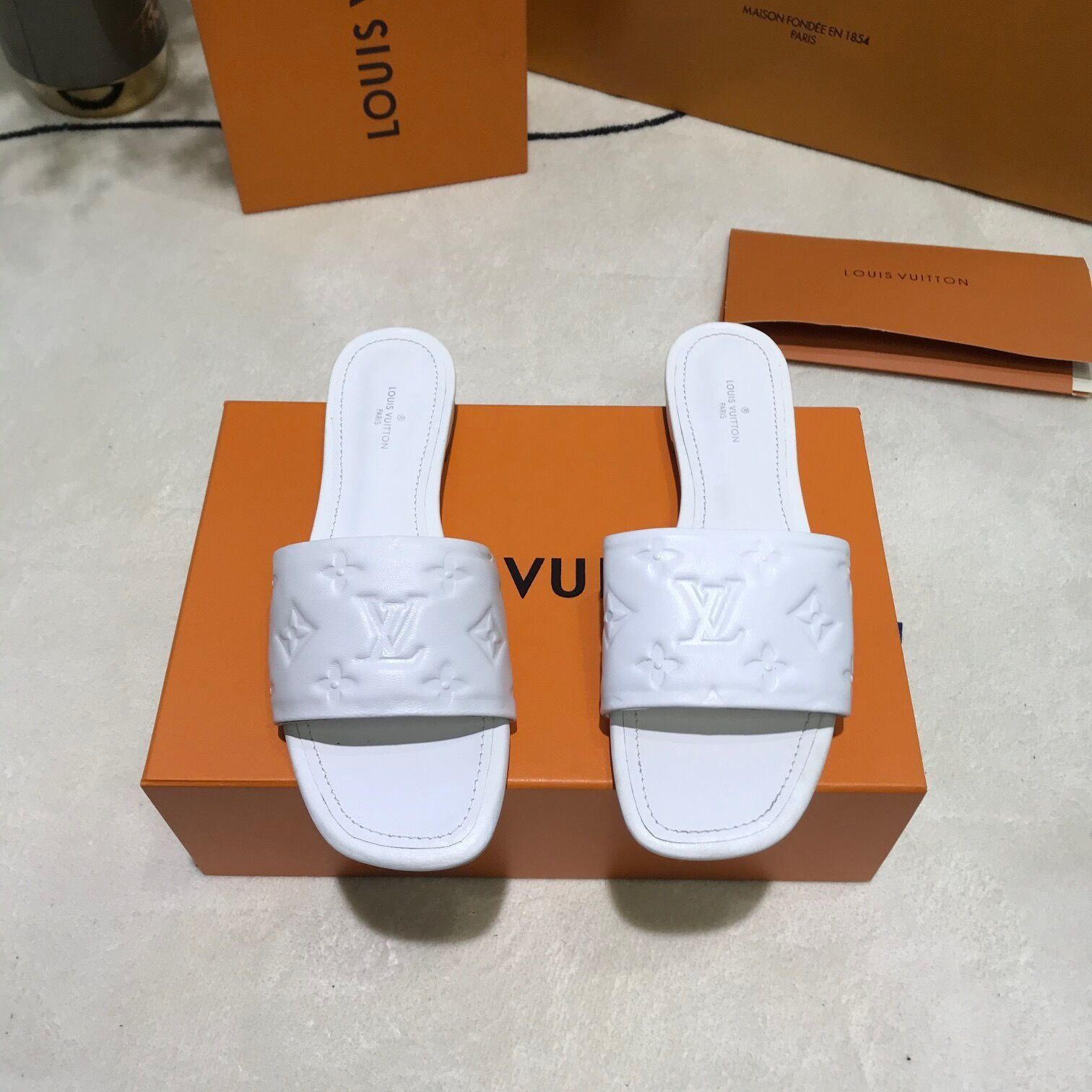 l0*is V*t0n slippers