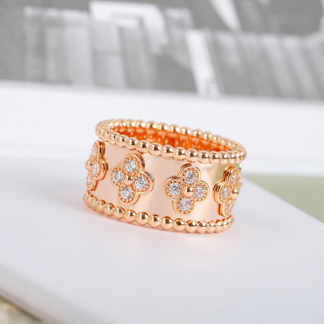 V*N CL*F & arpels perlée clovers ring