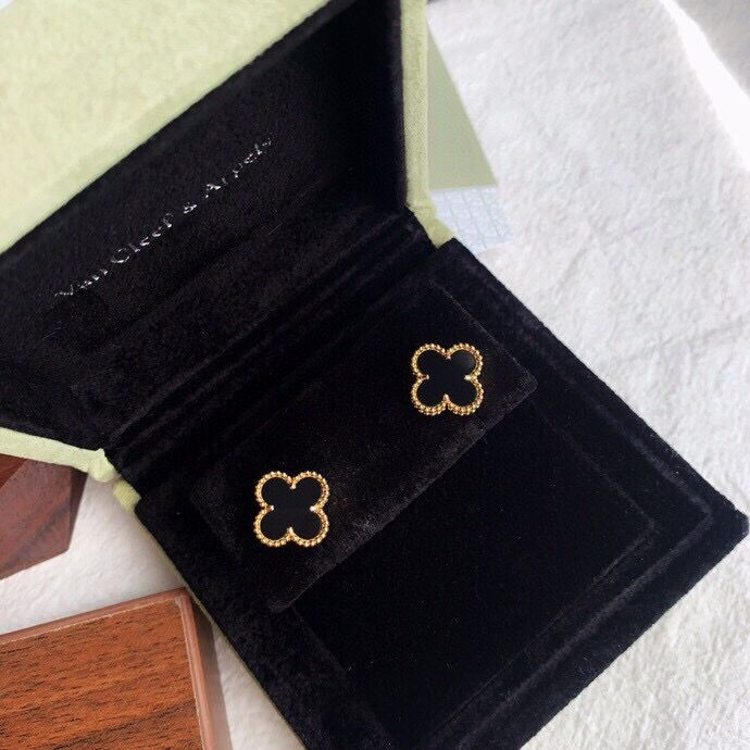 V*N CL*F & arpels perlée earrings