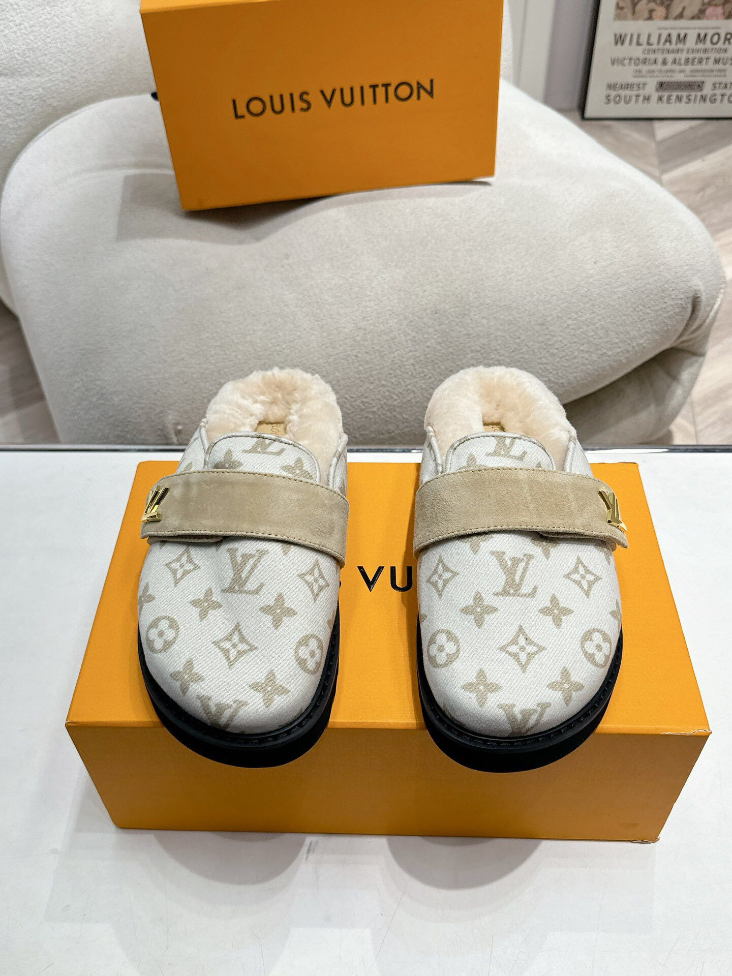 l0*is V*t0n sandals