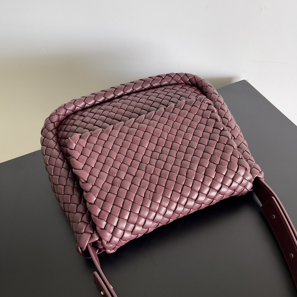 bo*te*ga Ve*ne*ta small cobble shoulder bag