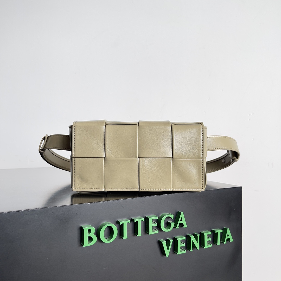 bo*te*ga Ve*ne*ta mini brick cassette