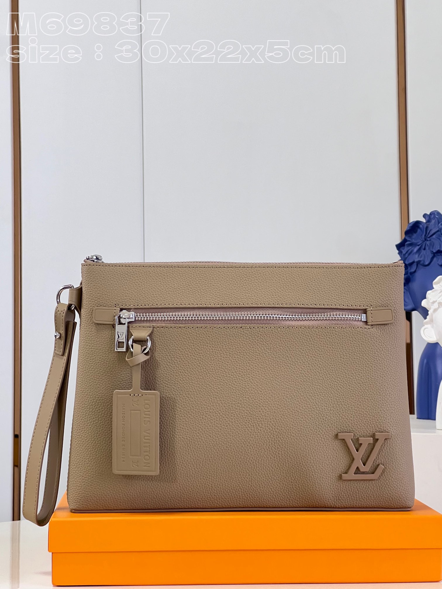 l0*is V*t0n ipad pouch