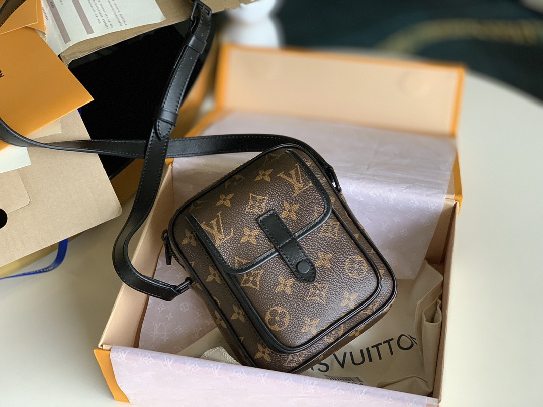 l0*is V*t0n christopher wearable wallet