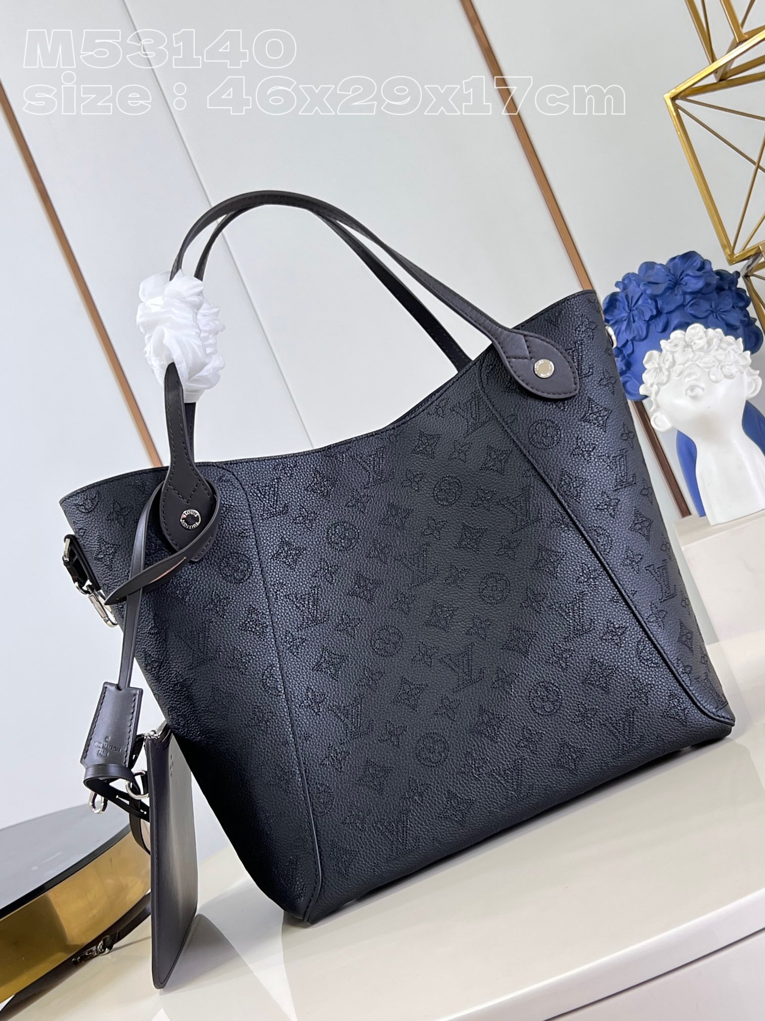 l0*is V*t0n hina-46 x 29.5 x 17cm