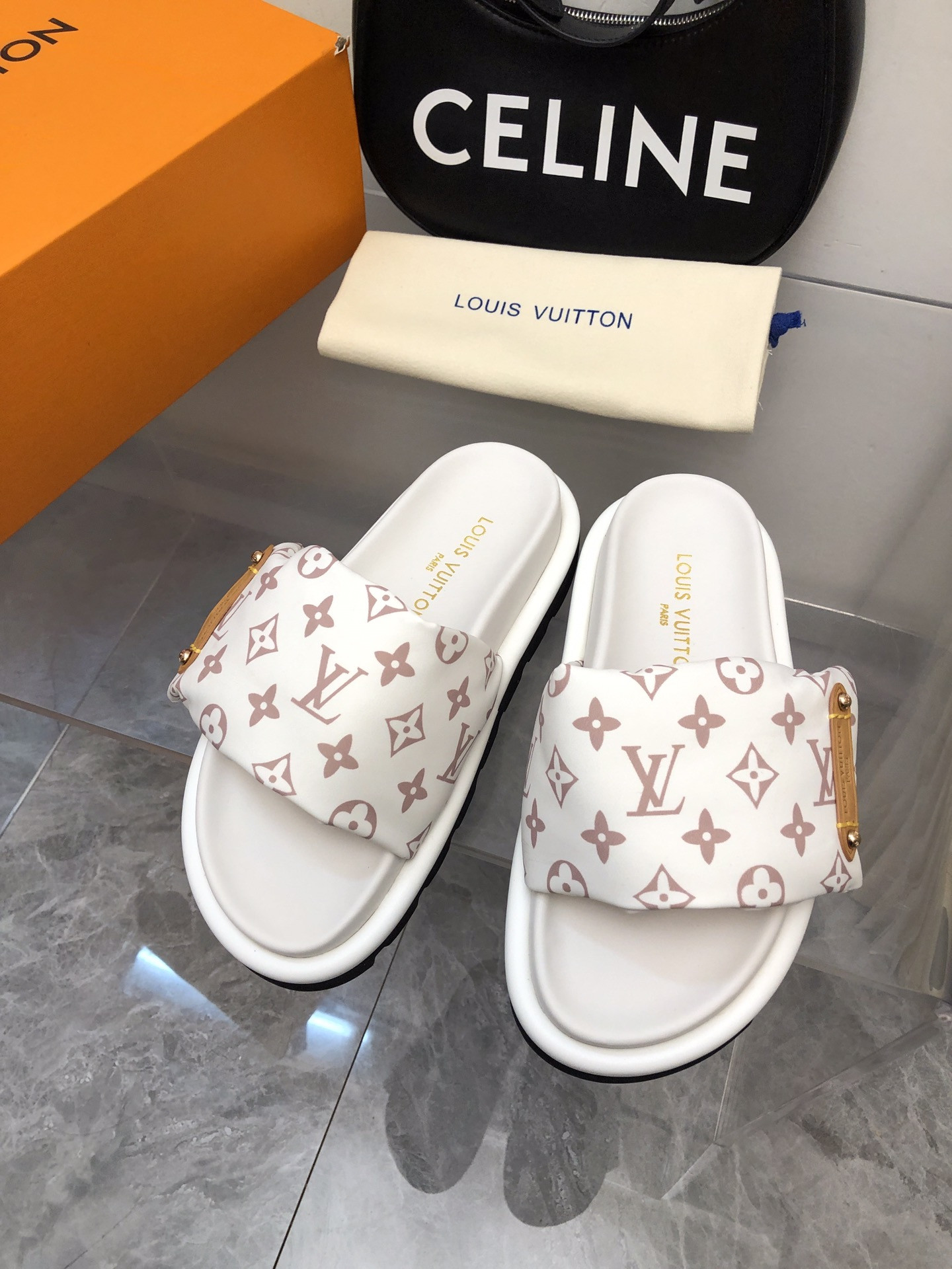 l0*is V*t0n pool pillow comfort mule