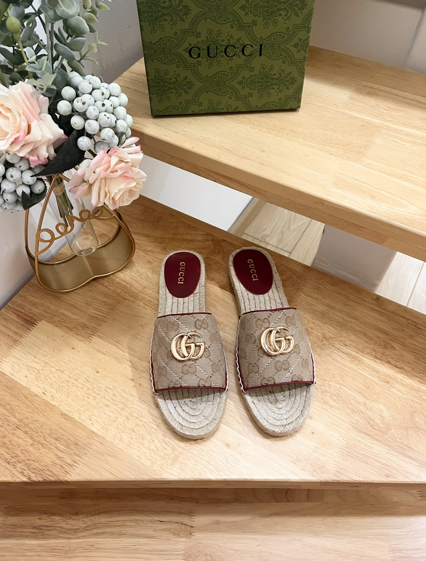 G*u*i slide sandals