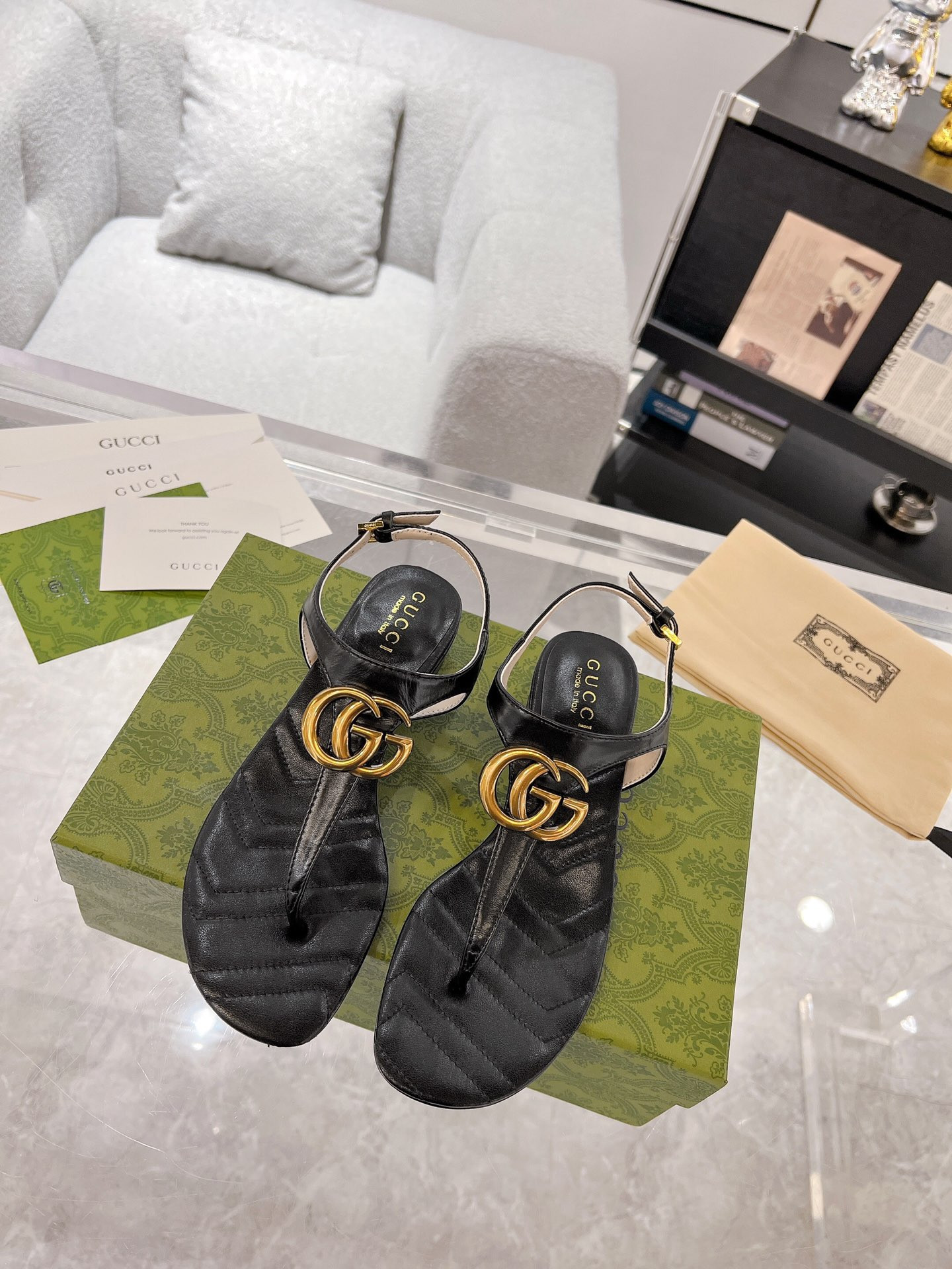 G*u*i slide sandals