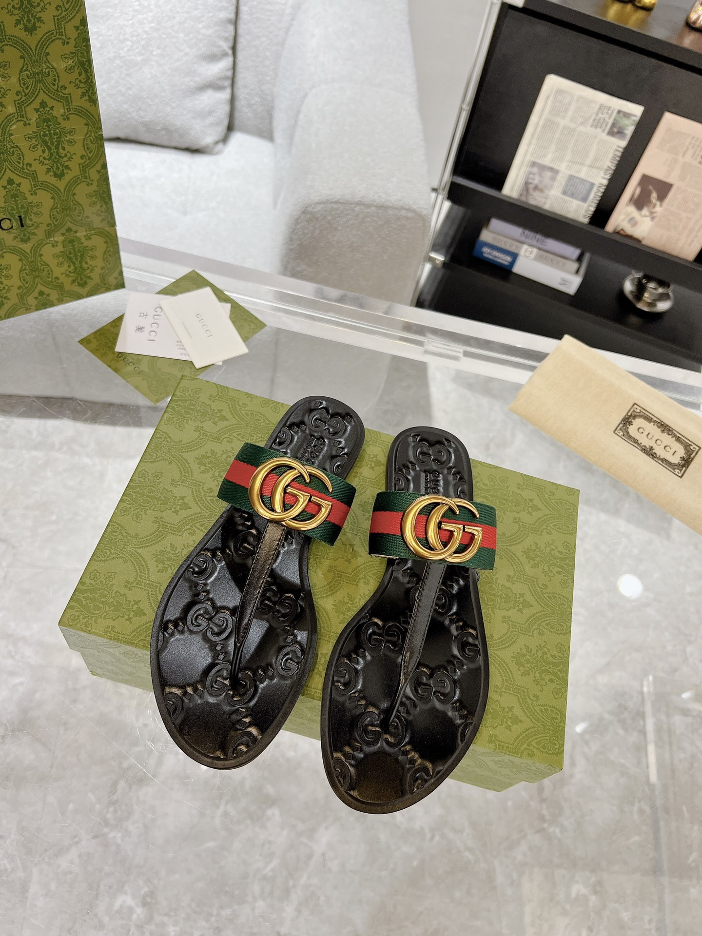 G*u*i slide sandals