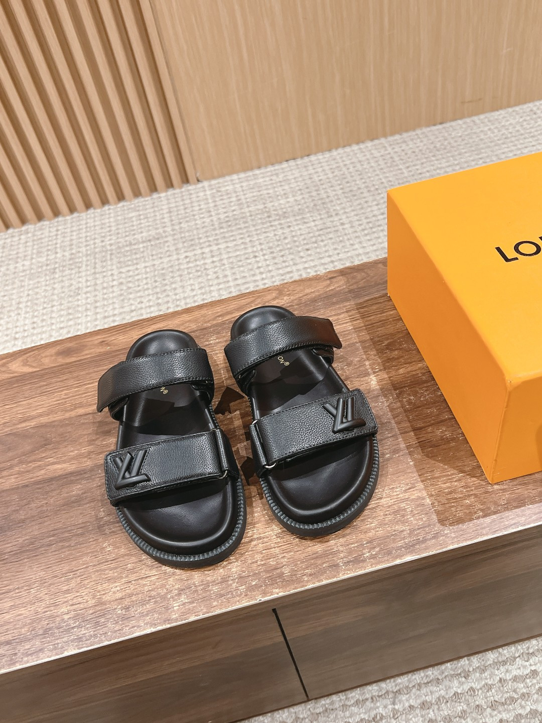 l0*is V*t0n sandals
