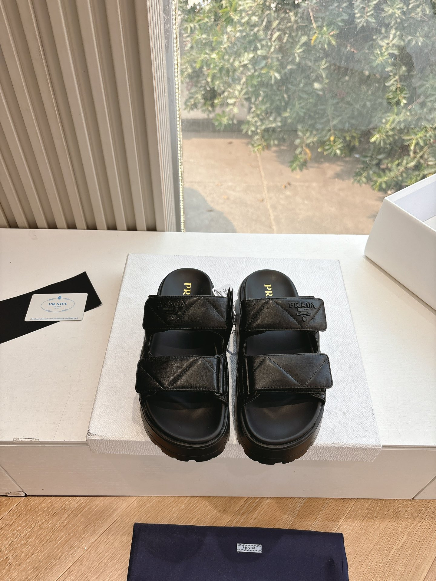 Pra*a sandals